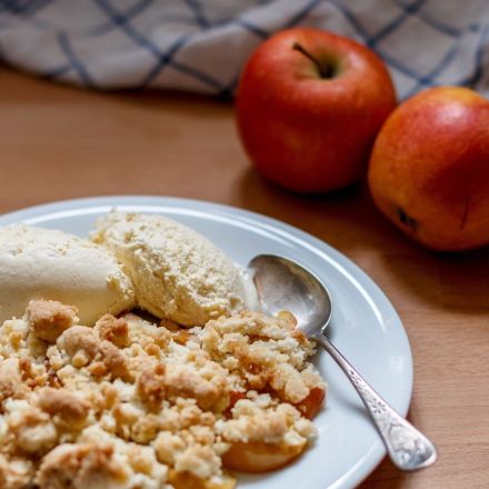 Apfel-mit-Streuseln und Vanille-Eis