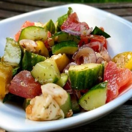 Tomatensalat mit Mozzarella und Gurke