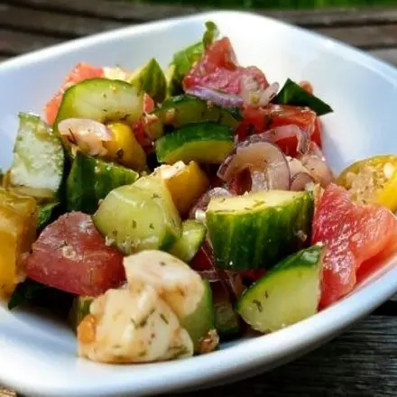 Tomatensalat mit Mozzarella und Gurke