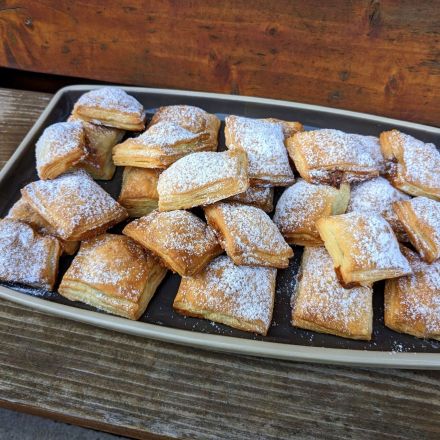 Süße gefüllte Schmand-Teigtaschen - z. B. mit Toffifee