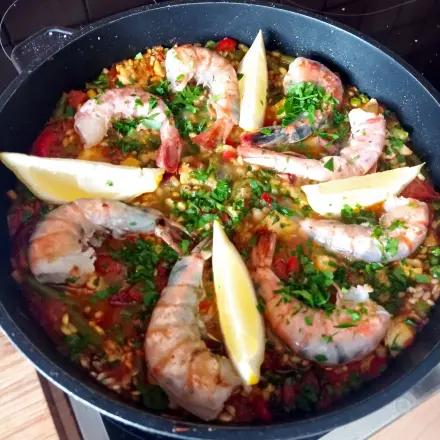 Spanische Paella mit Chorizo, Meeresfrüchten, Hähnchen und Gemüse
