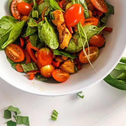 Kichererbsensalat mit Hähnchen, Spinat & Bärlauch