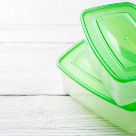 Klebrige oder verfärbte Tupperware reinigen
