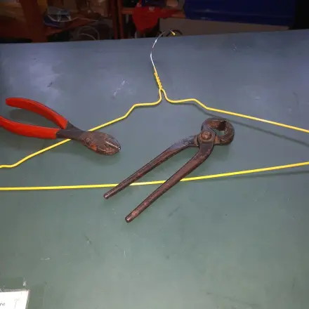 Haken aus Drahtbügeln herstellen