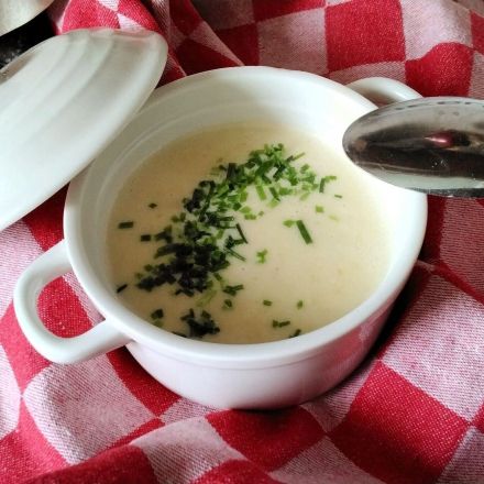 Cremige Spargelsuppe mit einem Hauch von Eierlikör