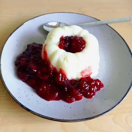 Grießpudding mit Roter Grütze