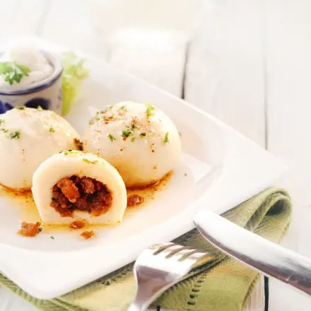 Grammelknödel aus Kartoffelteig