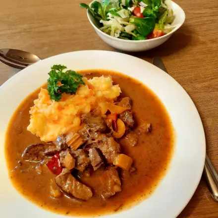 Mariniertes Gulasch mit extra Paprika