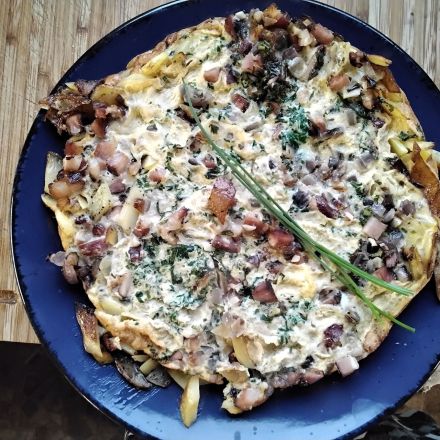 Omelette mit Kartoffeln und Speck