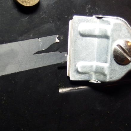 Kleberreste von Briefkasten entfernen