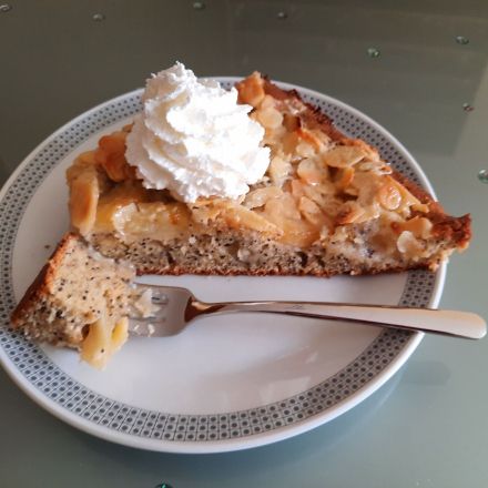Apfel-Mohn-Kuchen mit Mandel-Karamell-Guss