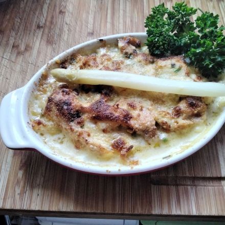 Spargel-Lachs-Auflauf mit knuspriger Haube