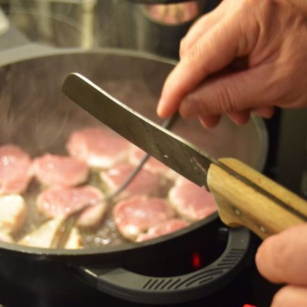 Schweinemedaillons überbacken mit Cola-Zwiebelsoße