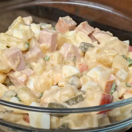 Kartoffelsalat mit Fleischwurst und Apfel