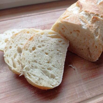 Brot aus 4 Zutaten backen
