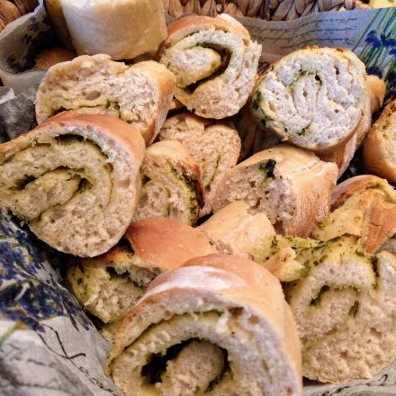 Dinkel-Kräuterbutter-Baguette