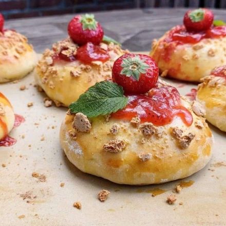 Fruchtige Erdbeer-Teilchen zum Kaffee