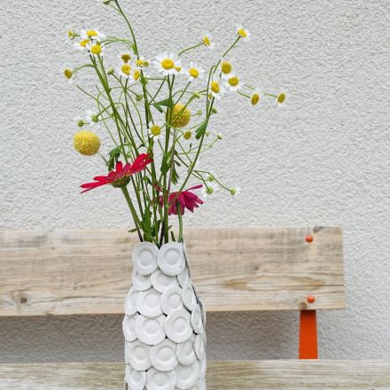 Strukturvase aus Eierkarton und Flasche selber machen