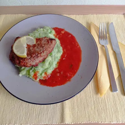 Wiener Schnitzel mit Kartoffel-Erbsen-Püree und Tomatensoße