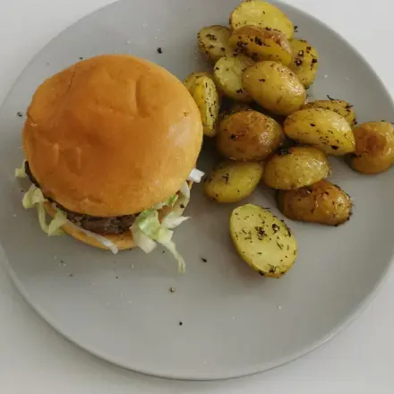 Hamburger mit mediterranen Ofenkartoffeln