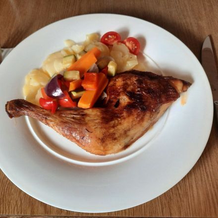 Geschmorte Hähnchenschenkel mit Gemüse und Kartoffelsalat