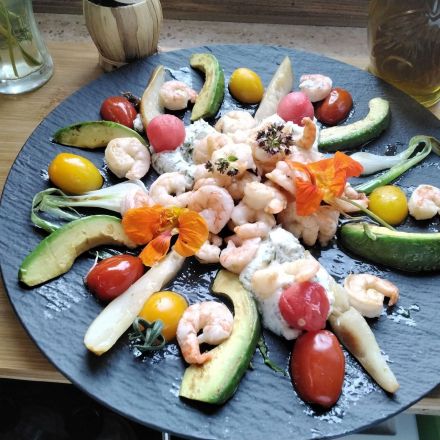 Low Carb-Salat mit Black Tiger Garnelen und Burrata Creme