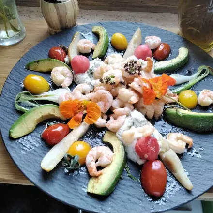 Low Carb-Salat mit Black Tiger Garnelen und Burrata Creme