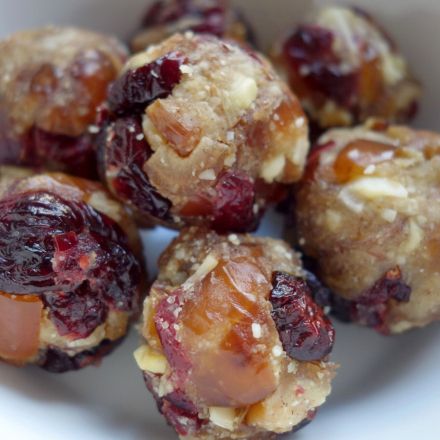 Energy-Balls mit Datteln & Cranberries selber machen