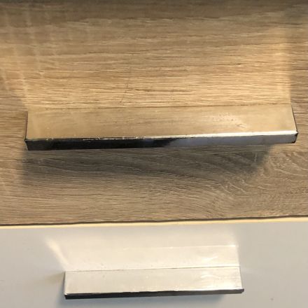 Möbelgriffe verschönern mit Deko-Klebeband