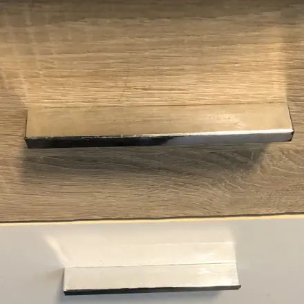 Möbelgriffe verschönern mit Deko-Klebeband