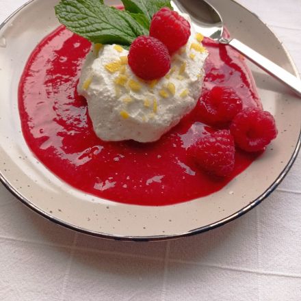 Ricotta-Nachspeise mit Himbeeren