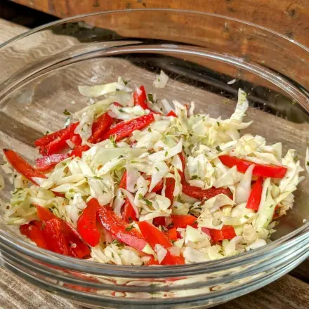 Weißkrautsalat mit Paprika - knackig & frisch