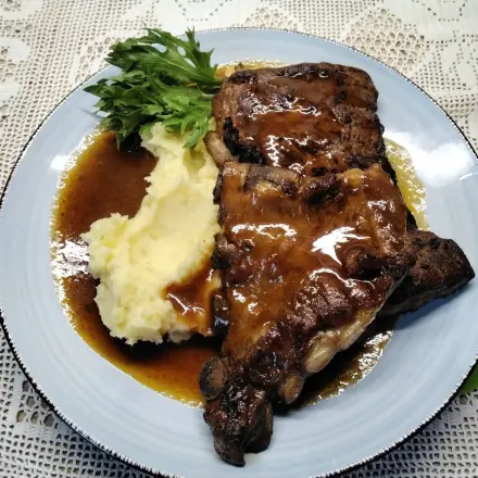 Rippchen aus dem Backofen mit Kartoffelstampf