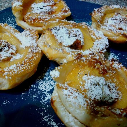 Gebackene Apfelringe mit Blätterteig und Mozzarella
