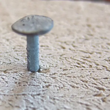 Nägel halten in Gasbetonsteinen