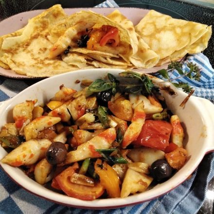 Gefüllte Pfannkuchen: Omeletten mit Gemüse und Surimi