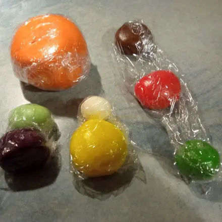 Fondant einfärben mit flüssiger Lebensmittelfarbe