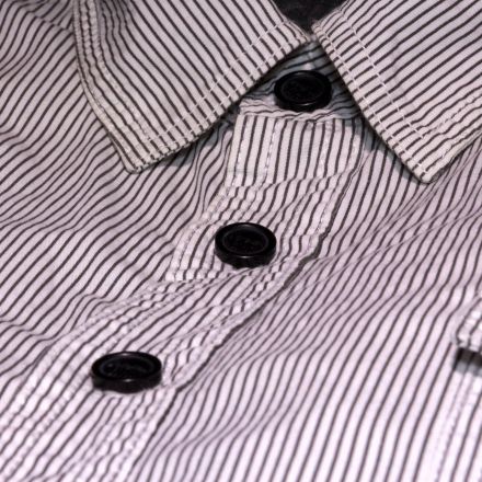 Bluse: Aufklaffende Knopfleiste verhindern