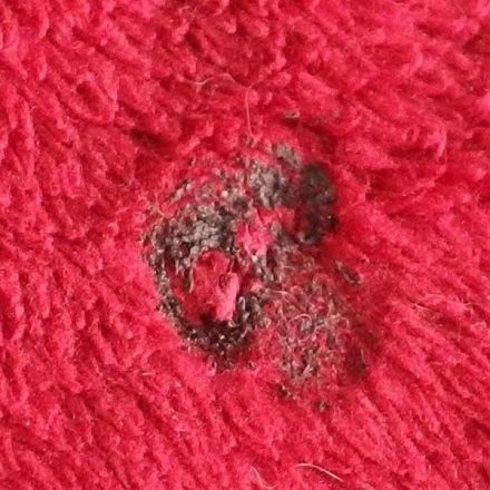 Brandlöcher mit Flüssigkleber reparieren