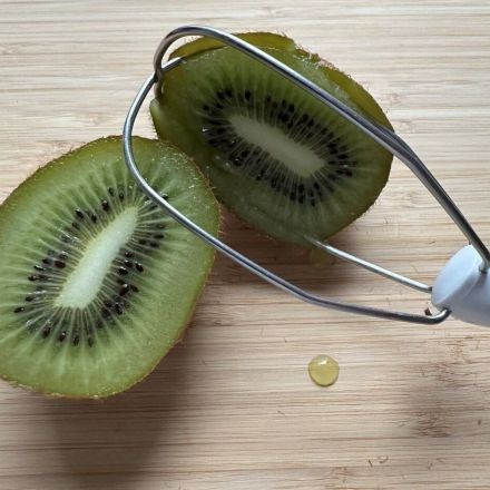 Kiwi richtig schälen - einfach & schnell