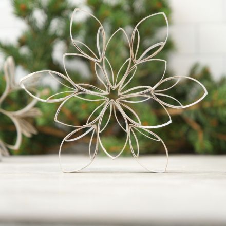 Sterne aus Klopapierrollen basteln