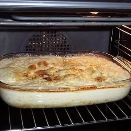 Hähnchenbrustfilet in Zwiebelsuppe mit Kräuterbaguette