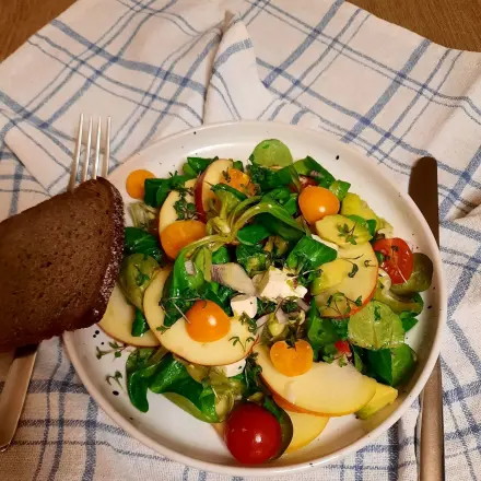 Feldsalat mit Avocado, Apfel und Physalis