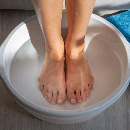 Fußbad selber machen: 5 einfache Rezepte mit Hausmitteln