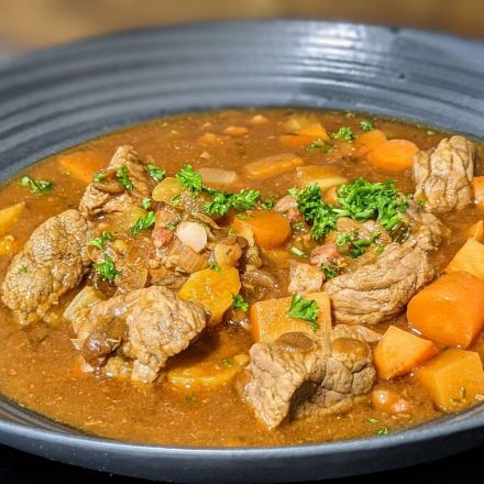 Eintopf mit Rindfleisch aus der Heißluftfritteuse