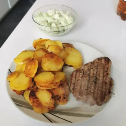 Zartes Rinderfilet mit Bratkartoffeln und Gurkensalat