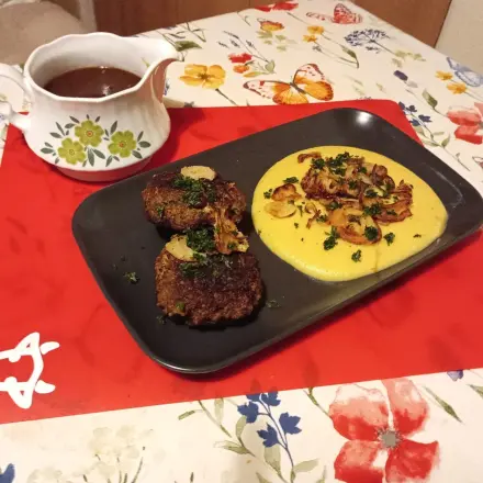 Kartoffel-Sellerie-Püree mit Hackfleischbällchen