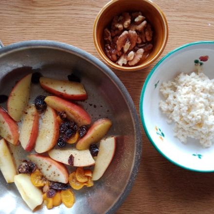 Hirsefrühstück mit karamellisiertem Apfel, Kumquat und Walnüssen