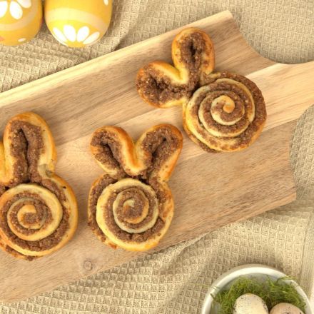 Osterhasen aus Hefeteig mit Nussfüllung