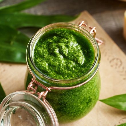 Haselnuss-Pesto mit Bärlauch